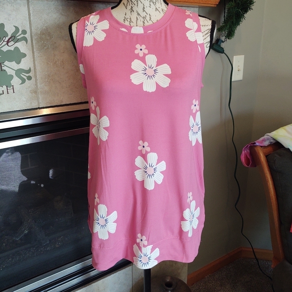 💥 3/$20 Pink Floral Small Sleeveless Shirt!